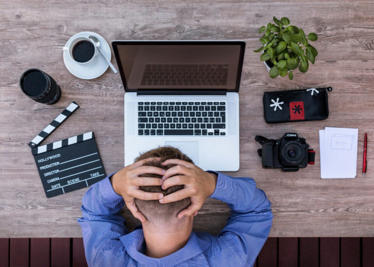 Więźniowie szklanych ekranów – dlaczego nie potrafimy być offline?