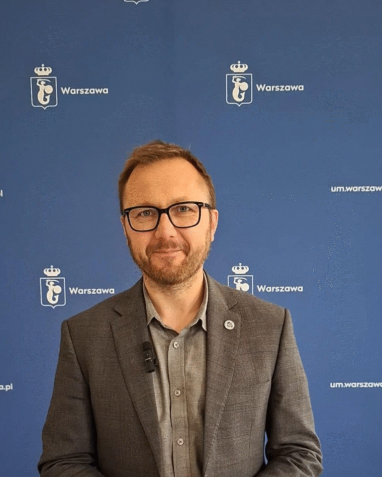Mężczyzna z pasją. Wiceprezydent Jacek Wiśnicki serdecznie zaprasza na dwa kolorowe wydarzenia dla Seniorów.