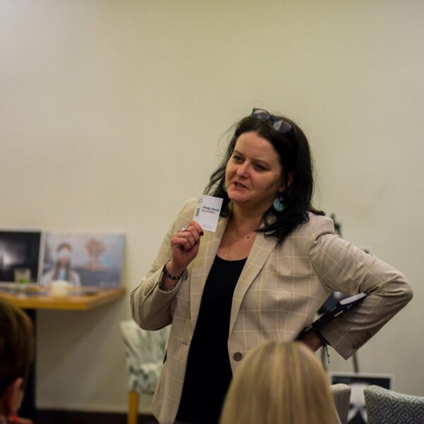 Starsza pani w oknie. Kiedy przemoc przychodzi po cichu