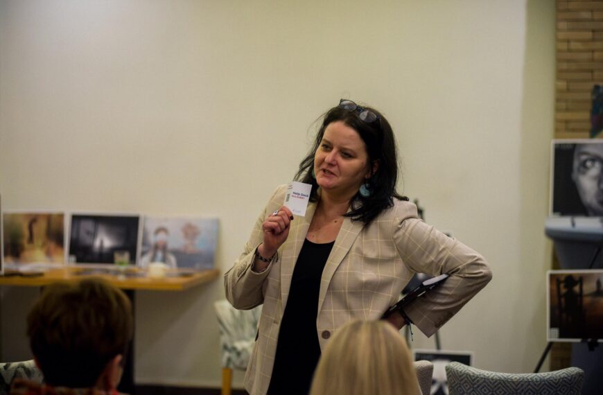 Starsza pani w oknie. Kiedy przemoc przychodzi po cichu