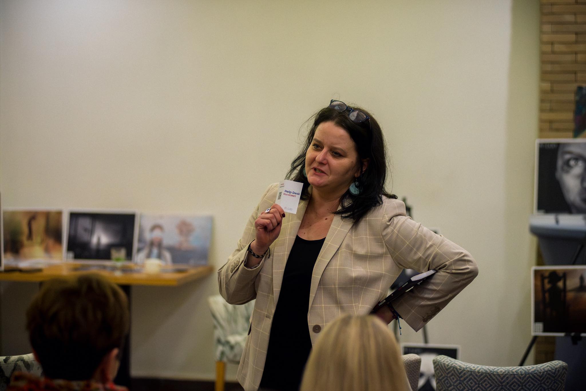 Starsza pani w oknie. Kiedy przemoc przychodzi po cichu