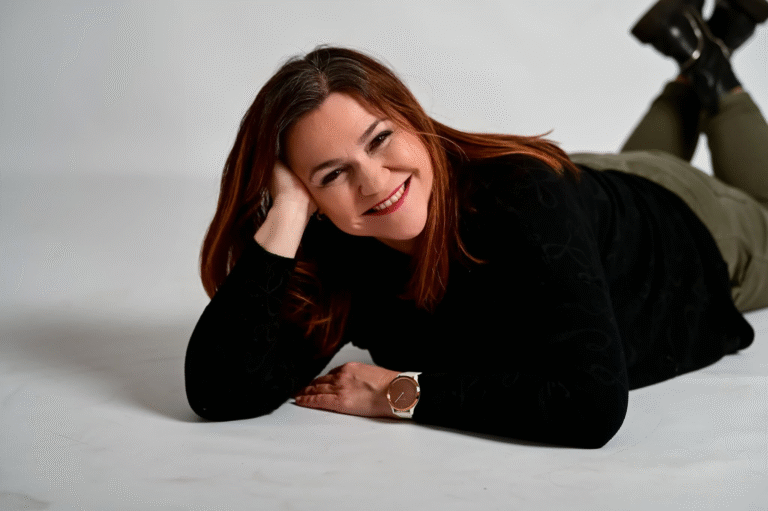 „Nie przyszli na zajęcia. Przyszli po siebie nawzajem”- rozmowa z Izabellą Polichnowską, koordynatorką Klubu Seniora Silver Stars oraz Wiceprezeską Fundacji A.R.T.