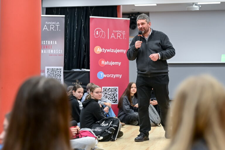 Trener i konsultant. Zawód, w którym nie wystarczy dobrze mówić- rozmowa z Radosławem Wajlerem – trenerem biznesu i konsultantem wdrożeniowym.