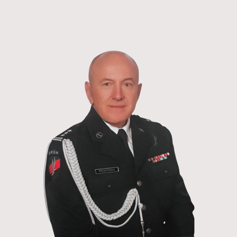 Gotowość czy lęk? Jak przygotować rodzinę, szkołę i firmę na zagrożenia – bez popadania w panikę. Rozmowa z płk. Krzysztofem Przepiórką – trenerem i praktykiem bezpieczeństwa